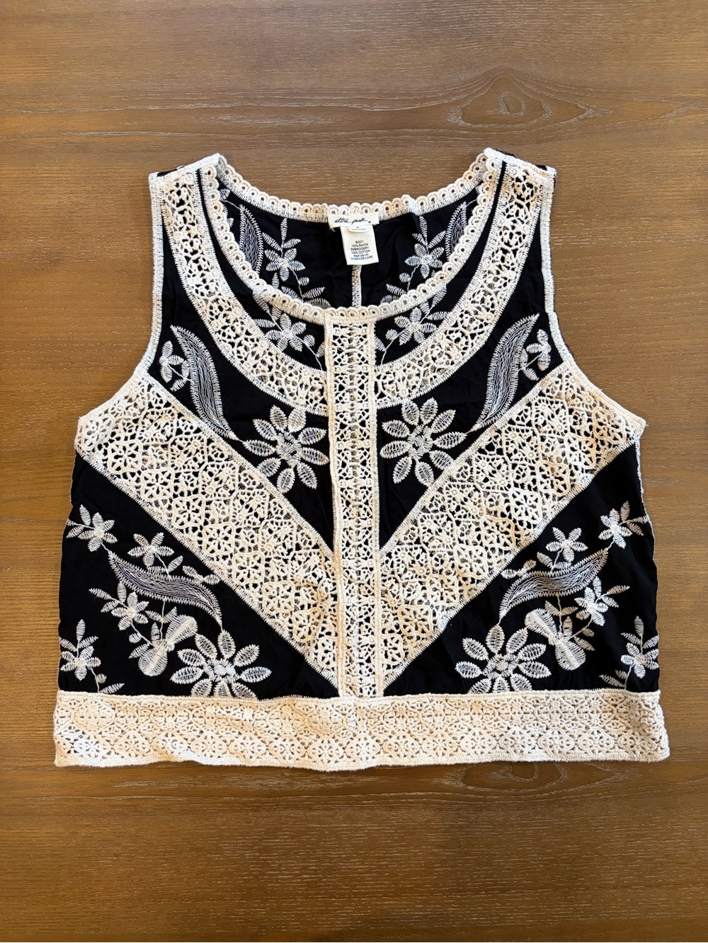 Embroidered Cropped Tank Top with Cream Lace